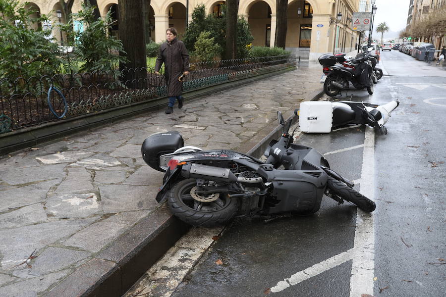 El frío, la lluvia, el viento y el fuerte oleaje siguen siendo los protagonistas de un tiempo invernal en Donostia. Los bomberos han realizado una docena de actuaciones a consecuencia del viento. Se ha cortado el acceso al Paseo Nuevo, el Peine del Viento y al espigón de la Zurriola. También se ha prohibido el acceso al parque Cristina Enea, mientras que Urgull, Aiete y Miramar se encuentran parcialmente cerrados. 