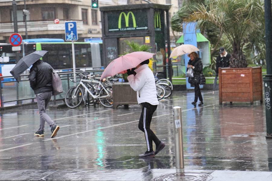 El frío, la lluvia, el viento y el fuerte oleaje siguen siendo los protagonistas de un tiempo invernal en Donostia. Los bomberos han realizado una docena de actuaciones a consecuencia del viento. Se ha cortado el acceso al Paseo Nuevo, el Peine del Viento y al espigón de la Zurriola. También se ha prohibido el acceso al parque Cristina Enea, mientras que Urgull, Aiete y Miramar se encuentran parcialmente cerrados. 