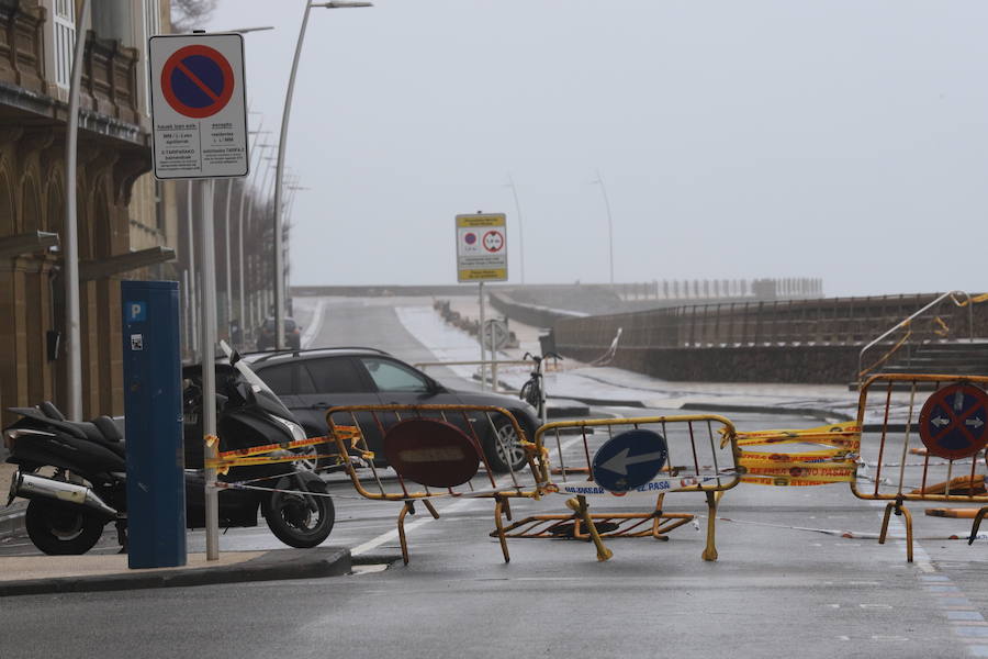 El frío, la lluvia, el viento y el fuerte oleaje siguen siendo los protagonistas de un tiempo invernal en Donostia. Los bomberos han realizado una docena de actuaciones a consecuencia del viento. Se ha cortado el acceso al Paseo Nuevo, el Peine del Viento y al espigón de la Zurriola. También se ha prohibido el acceso al parque Cristina Enea, mientras que Urgull, Aiete y Miramar se encuentran parcialmente cerrados. 