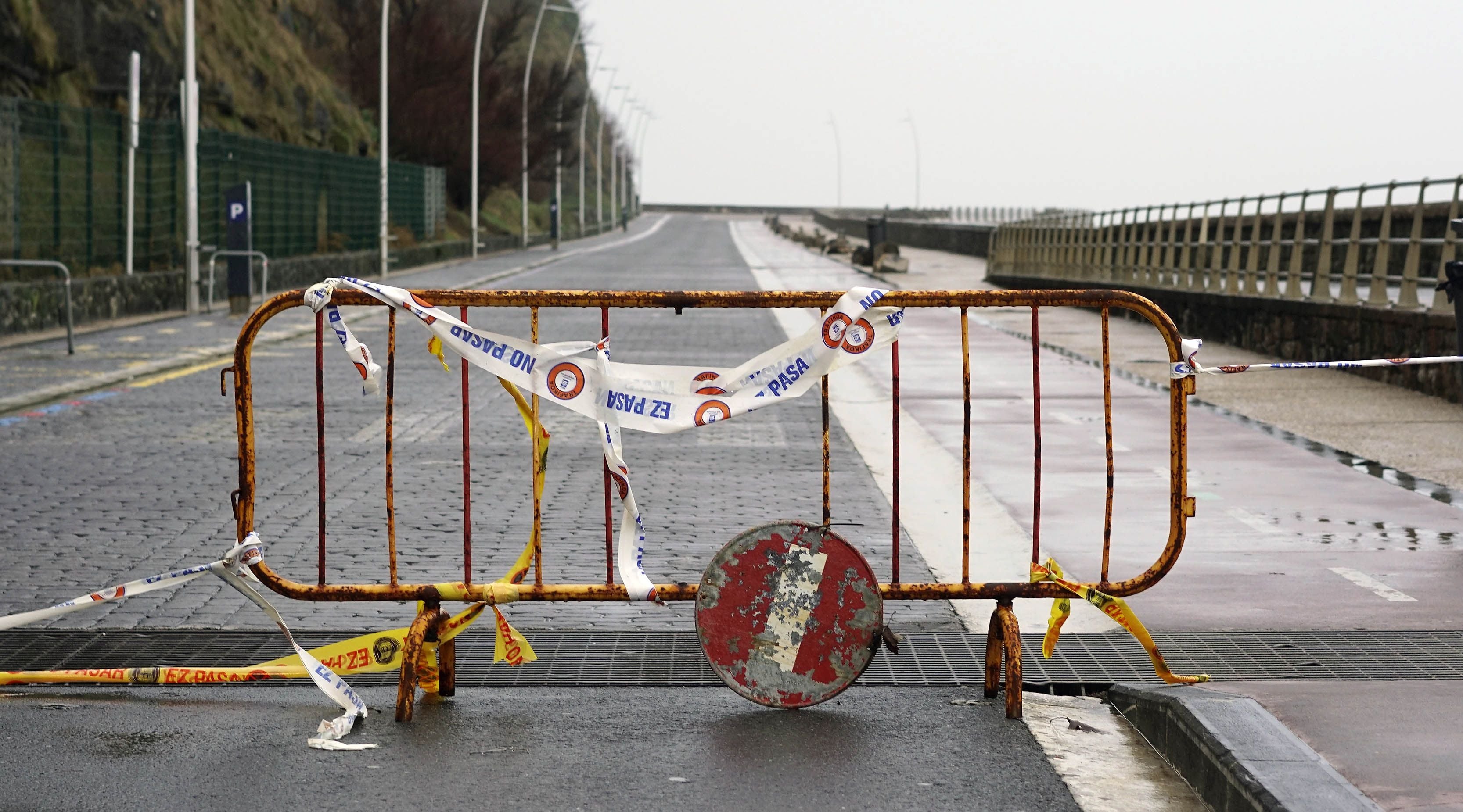 El viento y el oleaje no han pasado desapercibidos por San Sebastián y han causado daños en el Paseo Nuevo de la capital guipuzcoana.