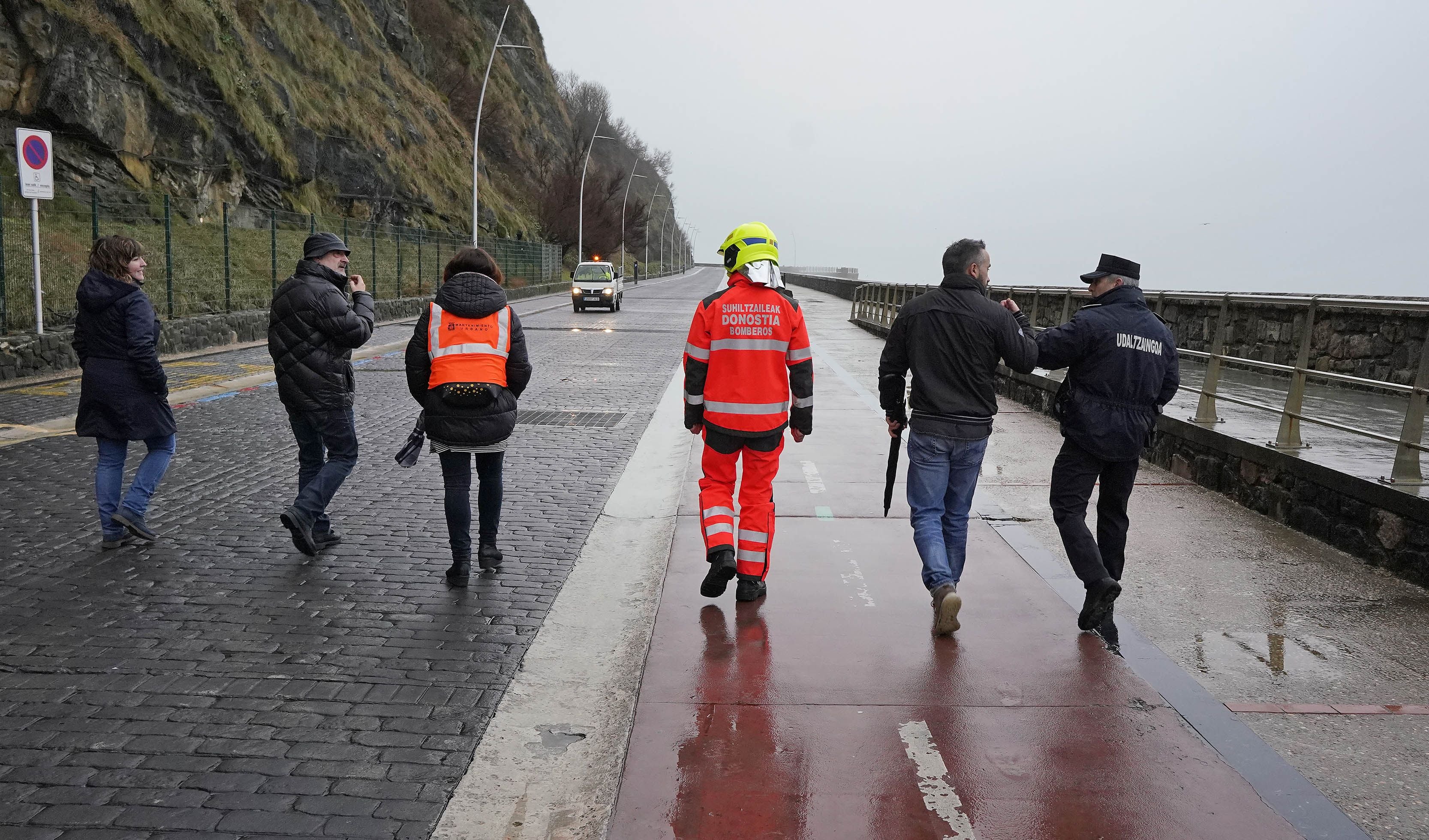 El viento y el oleaje no han pasado desapercibidos por San Sebastián y han causado daños en el Paseo Nuevo de la capital guipuzcoana.