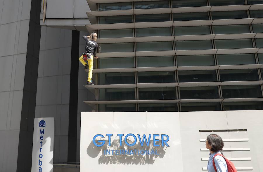 Alain Robert, más conocido como «French Spiderman» («el Hombre Araña francés»), es un deportista escalador de montaña, que saltó a la fama al subir fachadas de edificios emblemáticos sin más herramientas que sus manos y pies. En esta ocasión ha escalado un edificio de Filipinas. 