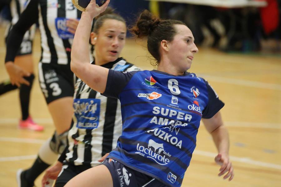 El Supera Amara Bera Bera vuelve a ser el líder provisional de la Liga Guerreras Iberdrola femenina de balonmano al ganar este martes al Rincón Fertilidad Málaga por 32-25 en el primer partido de la decimocuarta jornada.