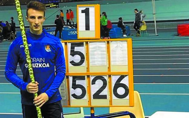 Istar Dapena posa con el marcador que acredita su récord de Gipuzkoa indoor de pértiga.