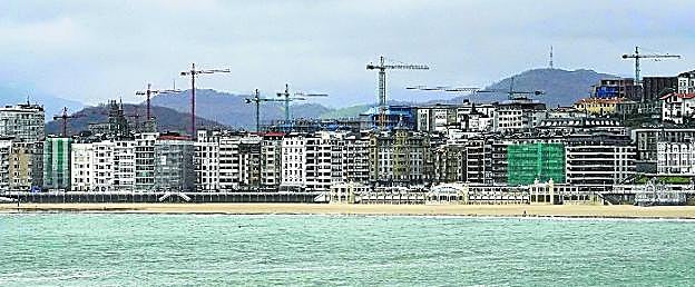 Un horizonte de grúas en una ciudad en marcha