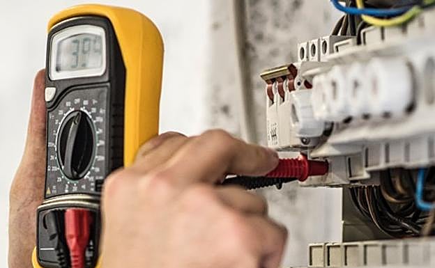 El viento provocado por la ciclogénesis explosiva Gabriel deja sin luz a 3.800 ciudadanos de Antzuola, Bergara y Azkoitia