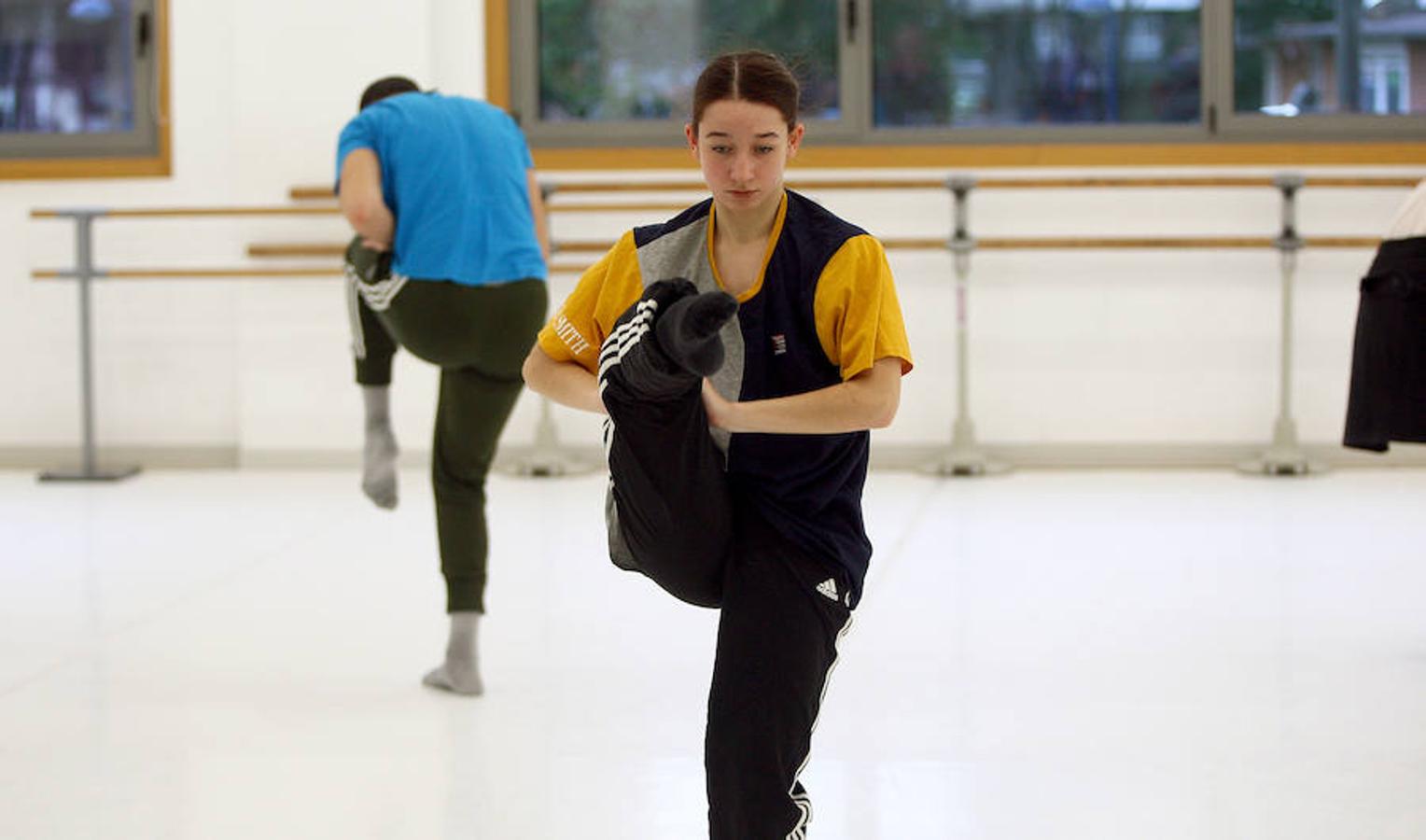 Diez bailarines, atentos a las indicaciones del coreógrafo Josu Mujika, trabajan en Dantzagunea de Errenteria en la pieza coreográfica 'Basoa'. Ya está perfilada, pero a falta de dos meses para el estreno sigue en construcción