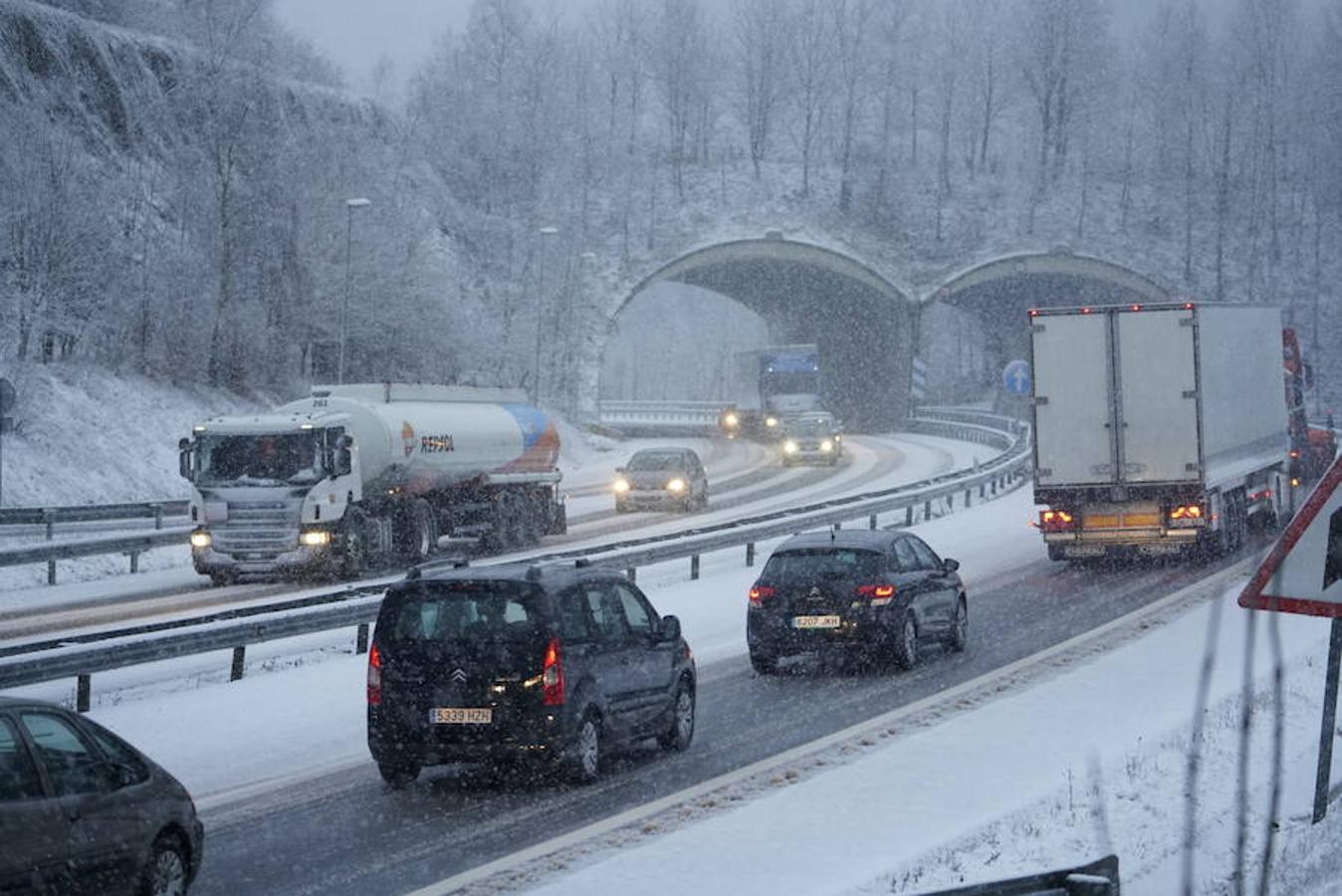 Los primeros copos de nieve han llegado esta mañana a la A-15 en Pagozelai