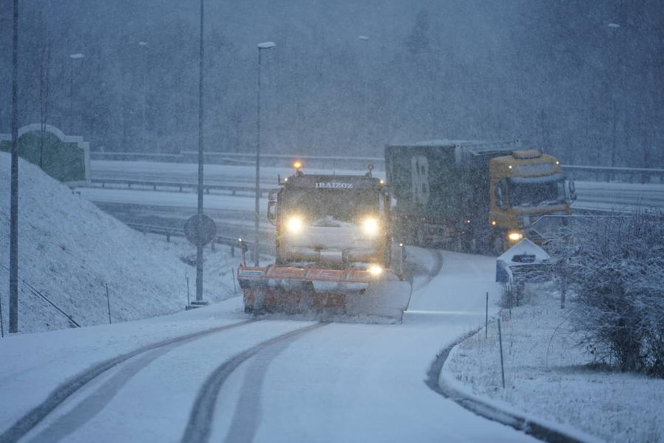 Los primeros copos de nieve han llegado esta mañana a la A-15 en Pagozelai