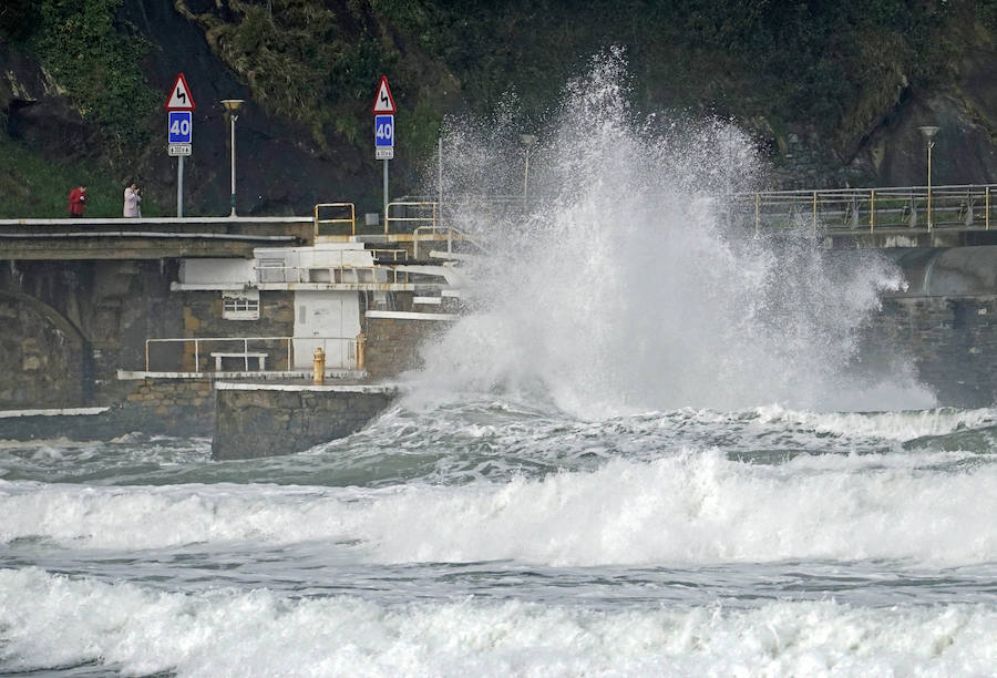El oleaje no ha sido este miércoles tan fuerte en Zarautz pero el embate ha dejado bellas estampas.