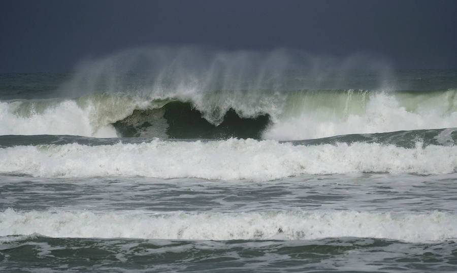 El oleaje no ha sido este miércoles tan fuerte en Zarautz pero el embate ha dejado bellas estampas.