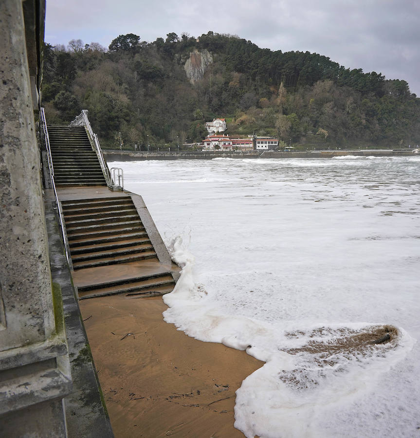 El oleaje no ha sido este miércoles tan fuerte en Zarautz pero el embate ha dejado bellas estampas.