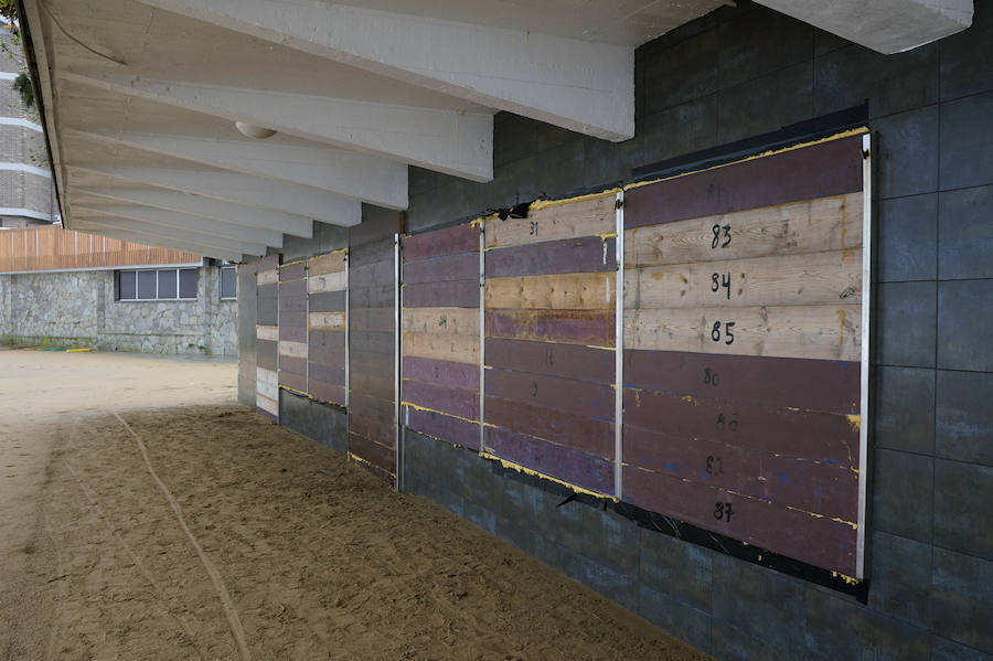 El oleaje no ha sido este miércoles tan fuerte en Zarautz pero el embate ha dejado bellas estampas.