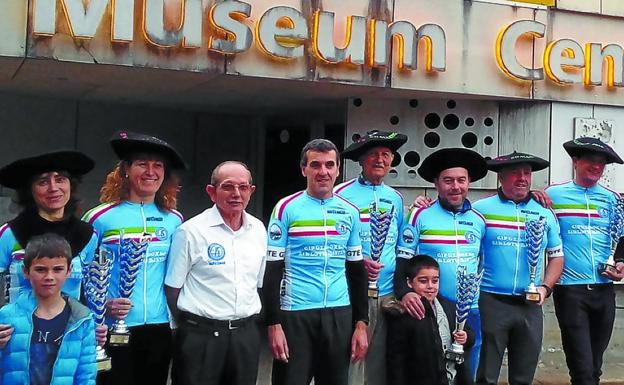 Los cicloturistas posan con sus trofeos en el museo Rezola.