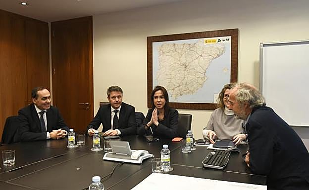 La presidenta de la gestora ferroviaria Isabel Pardo de Vera y el alcalde José Antonio Santano, se reunieron el pasado jueves en Madrid.