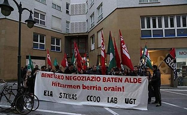 Protesta de los sindicatos de Kristau Eskola. 