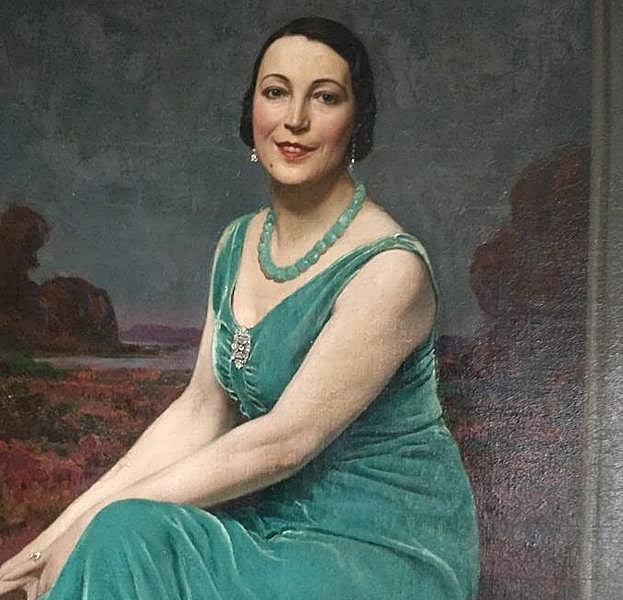 Imagen principal - En la imagen superior, María Ana retratada a los 40 años. En las inferiores, fotografiada con 70, y un ejemplar de 'Cuna vasca' dedicado a Arantzazu Ametzaga.