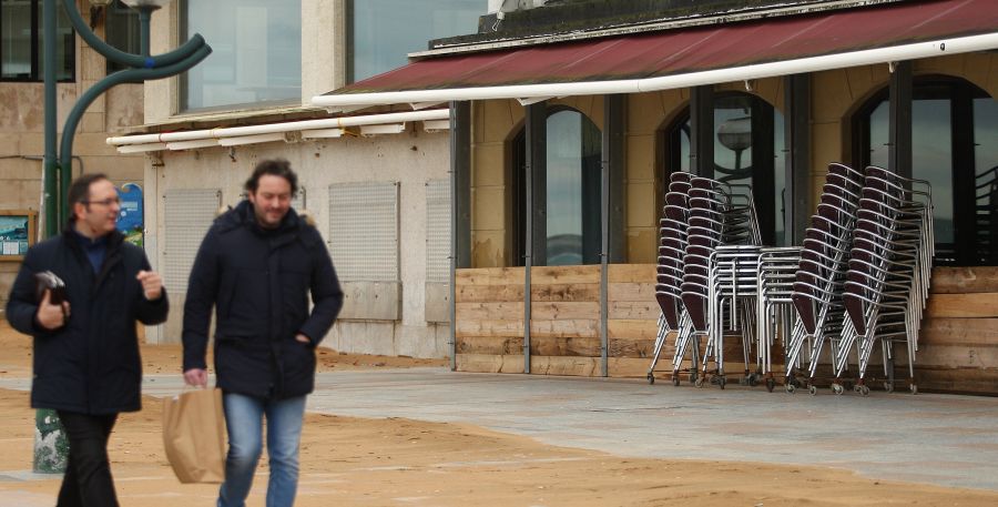 La llegada de la borrasca 'Helena' activa las alertas en todos los frentes. Olas, lluvia, viento y nieve azotarán, con diferente intensidad, las comarcas del interior o la costa de Gipuzko