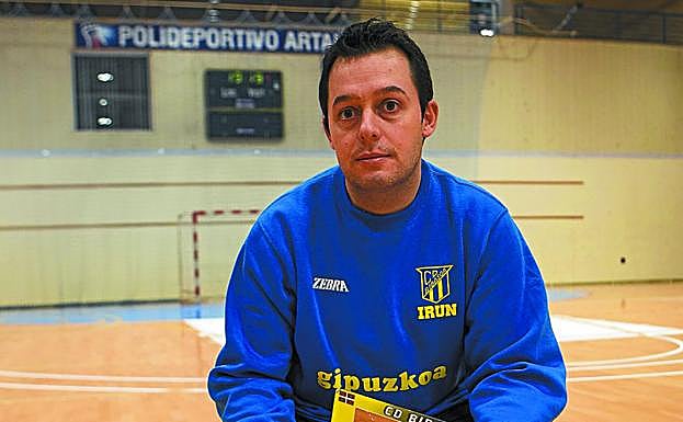 Jacobo Cuétara posa en el parqué del polideportivo de Artaleku.