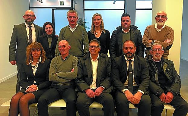 Directivos del Grupo Mémora, junto a responsables del nuevo tanatorio. 