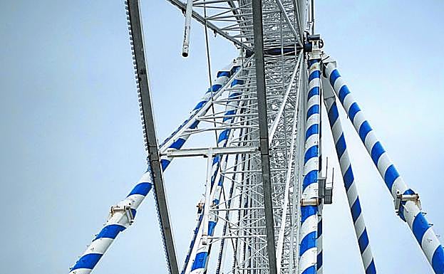 La noria, sin alguna de sus cabinas. 