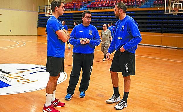 Cuétara charla con Kauldi y Serrano en un entrenamiento en Artaleku. 