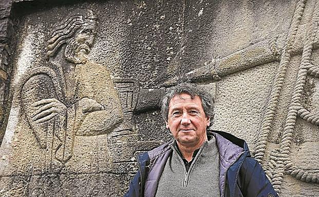 Rafa Zulaika ante el bajorrelieve con la imagen de Elcano que esculpió Victorio Macho en el monumento que conmemora el cuarto centenario.