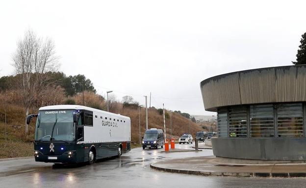 Imagen principal - Los presos secesionistas llegan a Madrid tras ocho horas de autobús en celdas individuales