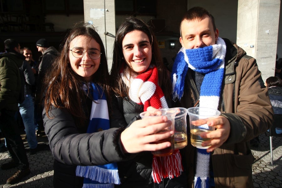Los aficionados se acercan a Anoeta y toman el barrio de Amara para animar a la Real Sociedad. 