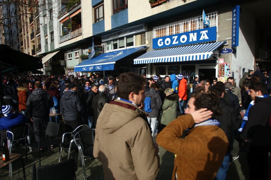 Los aficionados se acercan a Anoeta y toman el barrio de Amara para animar a la Real Sociedad. 