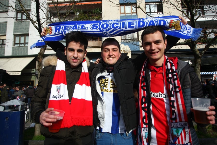 Los aficionados se acercan a Anoeta y toman el barrio de Amara para animar a la Real Sociedad. 