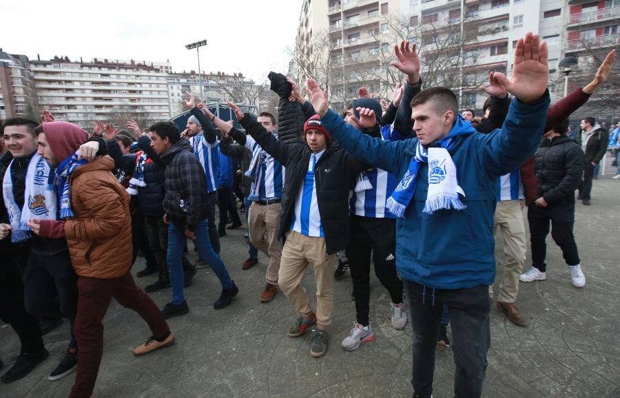 Los aficionados se acercan a Anoeta y toman el barrio de Amara para animar a la Real Sociedad. 