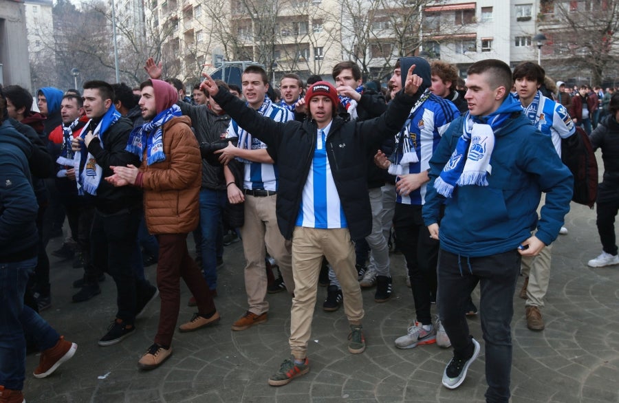 Los aficionados se acercan a Anoeta y toman el barrio de Amara para animar a la Real Sociedad. 