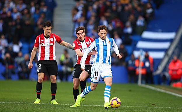 Januzaj se escapa con el esférico en el derbi en Anoeta. 