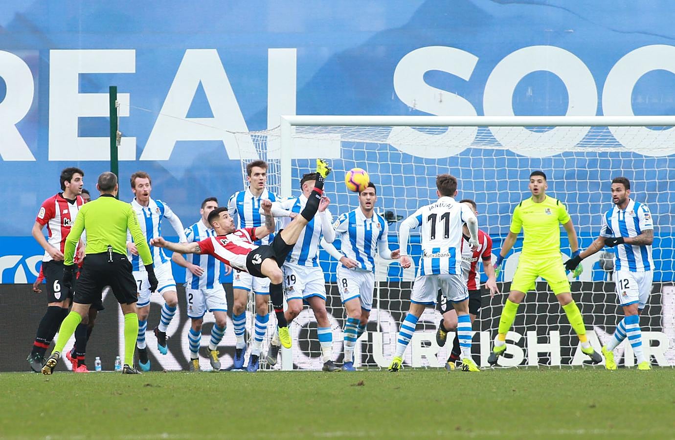 Las mejores imágenes del derbi entre la Real Sociedad y el Athletic en Anoeta. 
