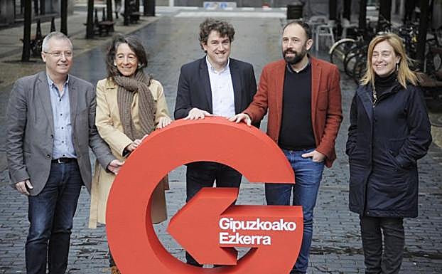 Denis Itxaso, acompañado de los diputados forales, Marisol Garmendia y José Ignacio Asensio, el secretario general de los socialistas guipuzcoanos, Eneko Andueza y la portavoz en las Juntas Generales, Susana García Chueca