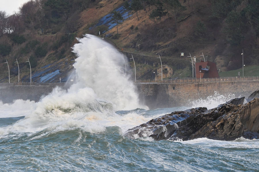 El fuerte oleaje ha dejado bellas estampas este sábado en San Sebastián.