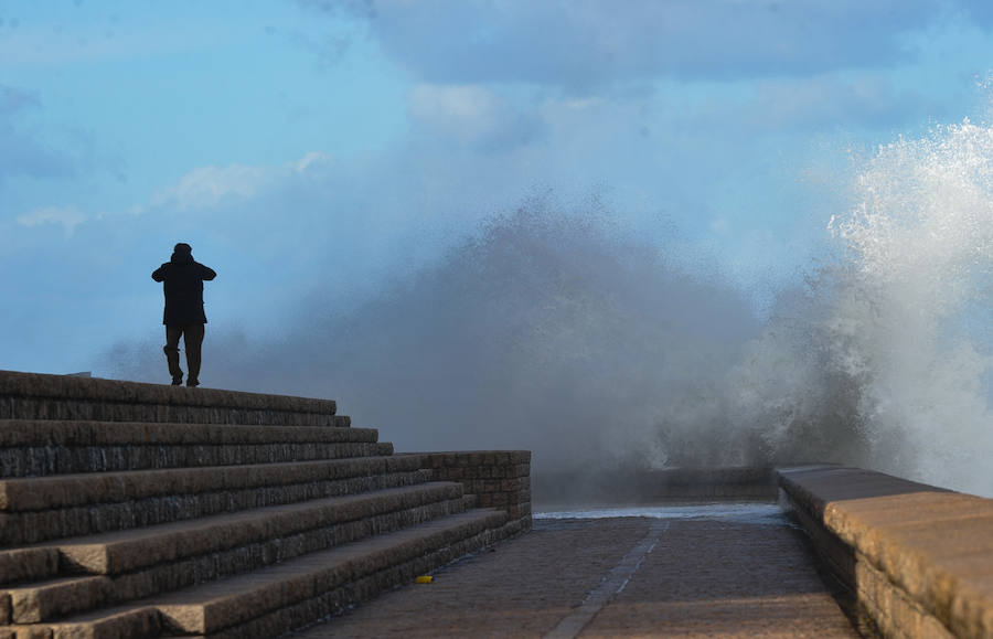 El fuerte oleaje ha dejado bellas estampas este sábado en San Sebastián.