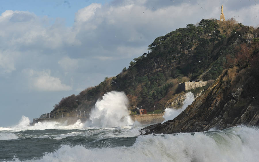 El fuerte oleaje ha dejado bellas estampas este sábado en San Sebastián.