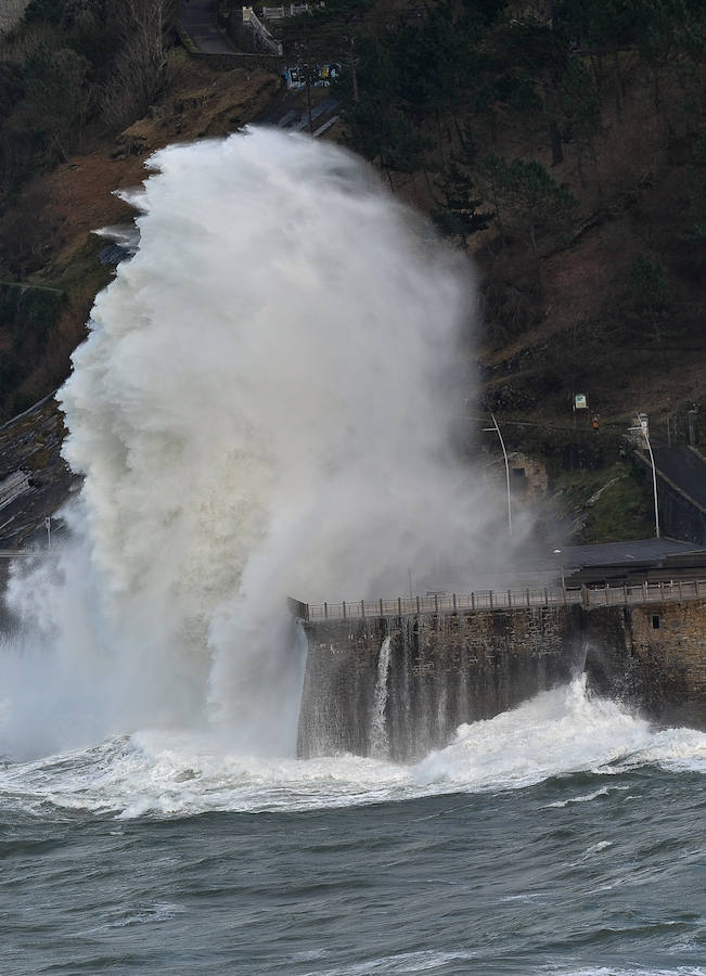 El fuerte oleaje ha dejado bellas estampas este sábado en San Sebastián.