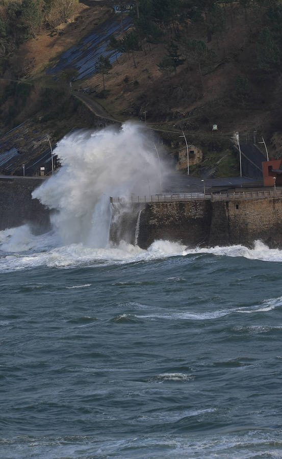 El fuerte oleaje ha dejado bellas estampas este sábado en San Sebastián.