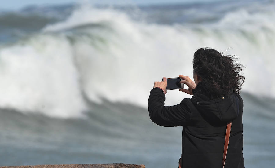 El fuerte oleaje ha dejado bellas estampas este sábado en San Sebastián.