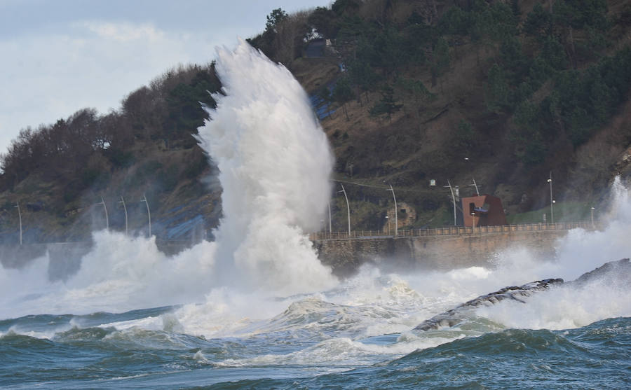 El fuerte oleaje ha dejado bellas estampas este sábado en San Sebastián.