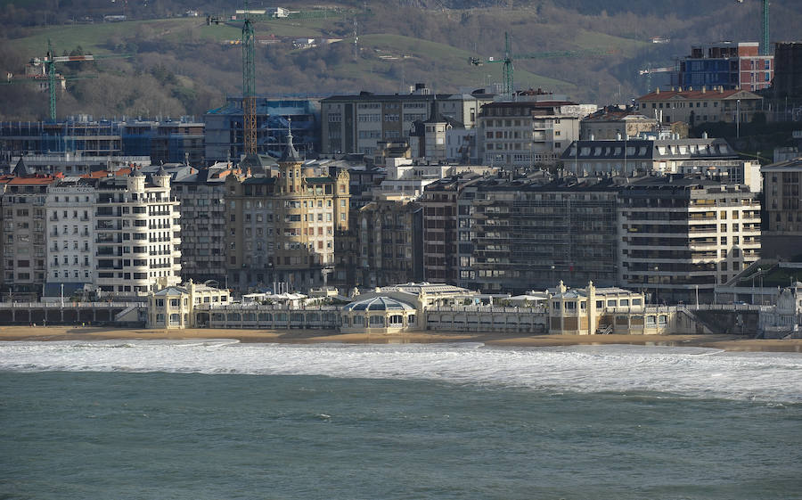 El fuerte oleaje ha dejado bellas estampas este sábado en San Sebastián.