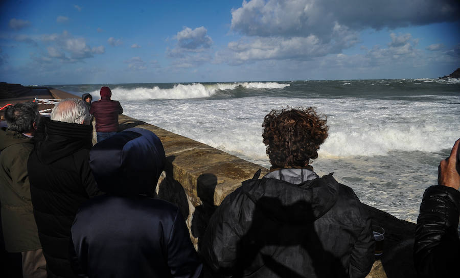 El fuerte oleaje ha dejado bellas estampas este sábado en San Sebastián.