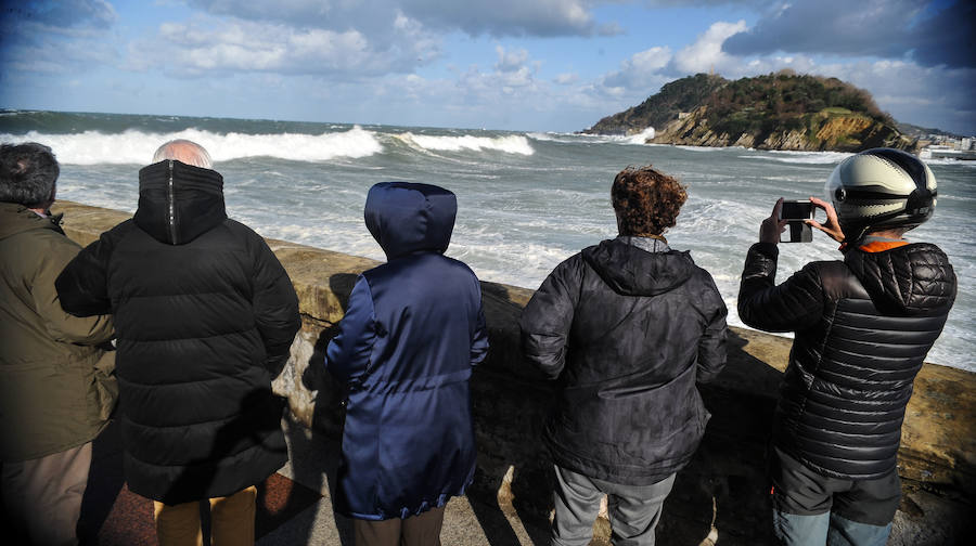 El fuerte oleaje ha dejado bellas estampas este sábado en San Sebastián.