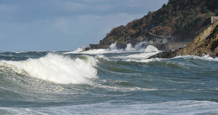 El fuerte oleaje ha dejado bellas estampas este sábado en San Sebastián.