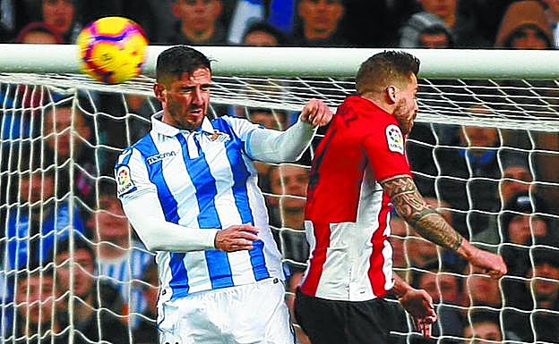 Iñigo con Navas en la acción del penalti.