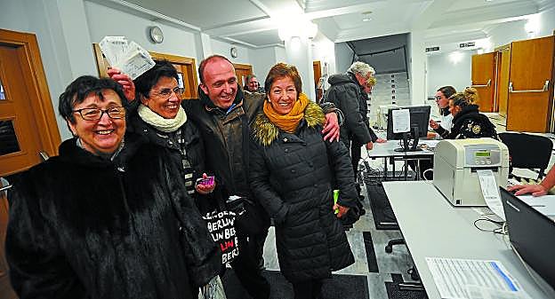 Primeros. Tomasa, Inés, Igor y Sagrario, con las primeras entradas de las Jornadas de teatro 2019.