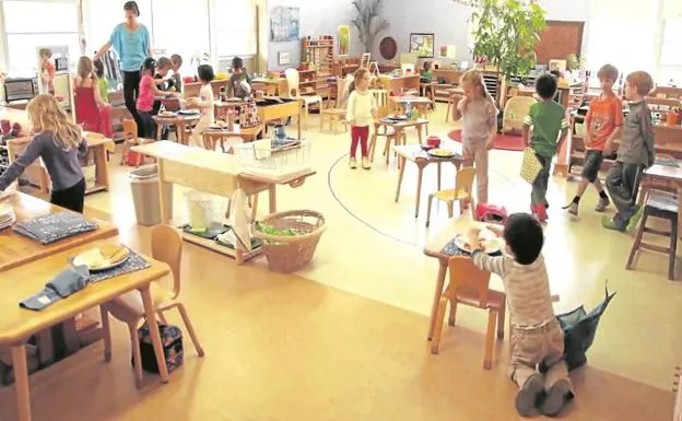 Un grupo de alumnos durante una clase en un colegio que utiliza el método Montessori